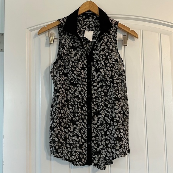 NWT  Skull Print Sleeveless Blouse S - Picture 1 of 7
